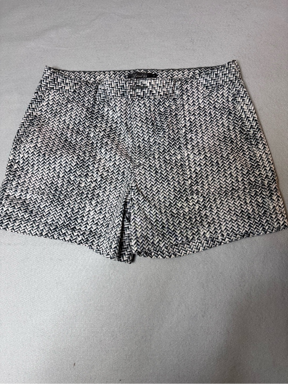 Level 99 Black & White Woven Pattern Shorts Womens Size 31